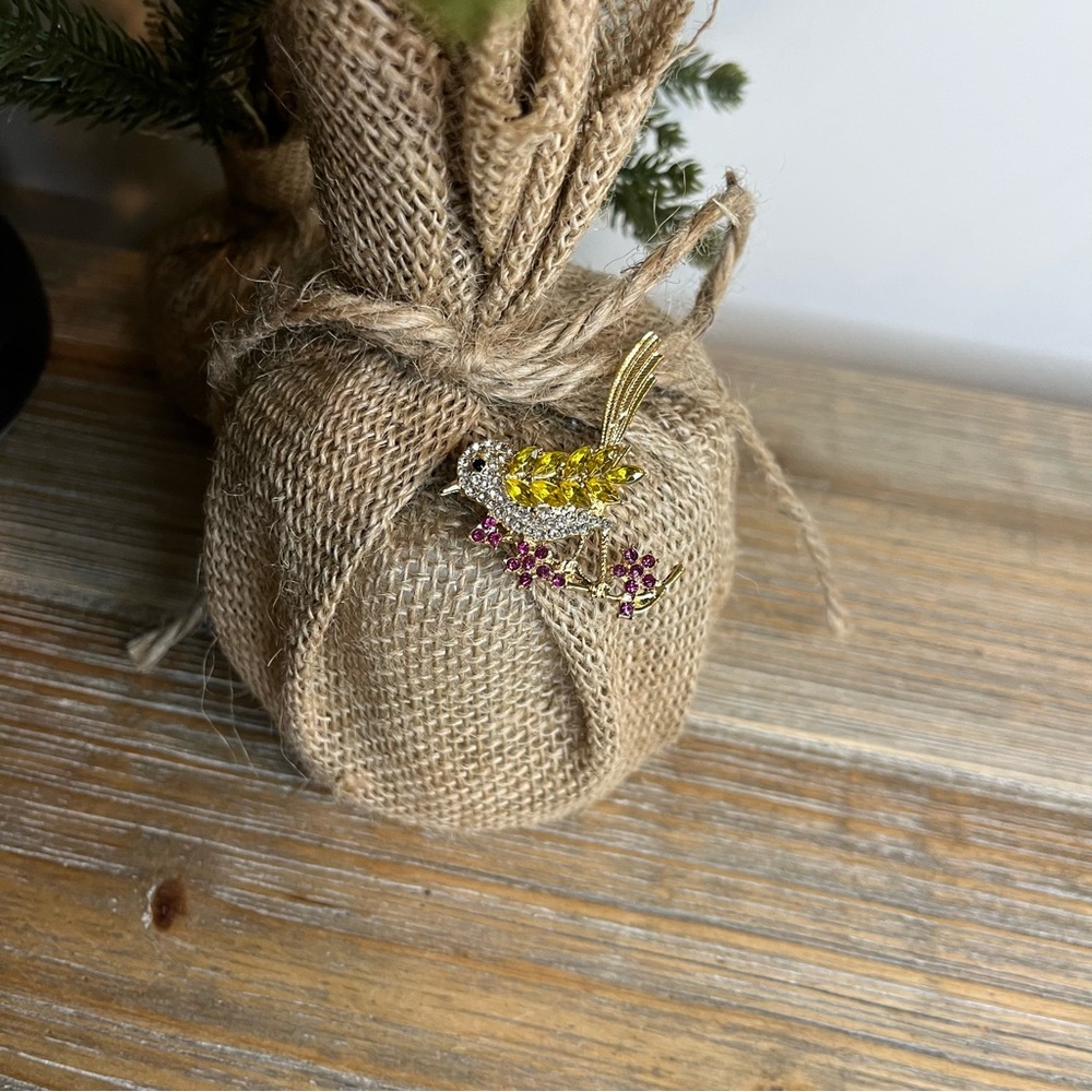 Vintage-Style Cubic Zirconia Magpie Bird on a Branch Brooch Pin. NWOT - Picture 4 of 6